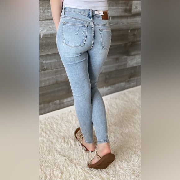 judy blue mid rise tummy control destroyed skinny jeans light wash JB88797REG LT - Picture 10 of 14